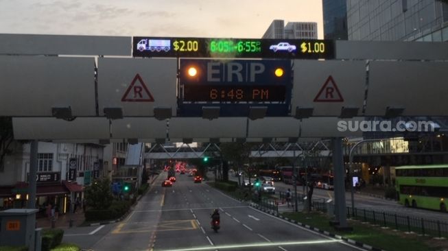 Suasana lalu lintas Singapura, dekat salah satu gerbang ERP di  Bugis Street [Suara.com/CNR ukirsari].