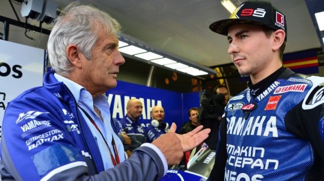 Legenda MotoGP, Giacomo Agostini (kiri), berbincang dengan Jorge Lorenzo yang kala itu masih membela tim Yamaha. [AFP/Giuseppe Cacace]