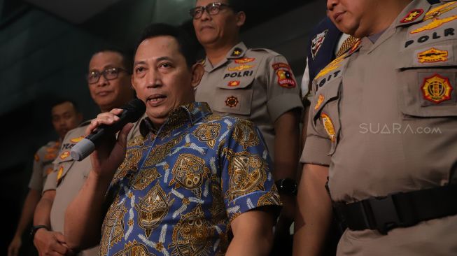 Kepala Badan Reserse Kriminal (Kabareskrim) Polri, Komisaris Jenderal (Komjen) Listyo Sigit Prabowo (tengah) bersama jajaran kepolisian bersiap melakukan konferensi pers terkait tersangka penyiraman penyidik senior KPK, Novel Baswedan di Polda Metro Jaya, Jakarta, Jumat (27/12). [Suara.com/Angga Budhiyanto]