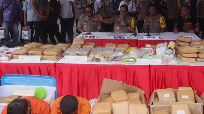 Kapolda Metro Jaya Komjen Pol Gatot Eddy Pramono (tengah) memberikan keterangan saat menggelar rilis akhir tahun di halaman gedung balai pertemuan Polda Metro Jaya, Jakarta, Jumat (27/12).[Suara.com/Angga Budhiyanto]