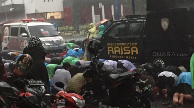 Massa aksi bela Uighur masih bertahan dan menyampaikan pendapat mereka di depan Kedutaan Besar China, kawasan Mega Kuningan, Jakarta Selatan, Jumat (27/12/2019). (Suara.com/Novian)