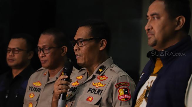 Karopenmas Polri Argo Yuwono (kedua kanan) bersama jajaran kepolisian bersiap melakukan konferensi pers terkait tersangka penyiraman penyidik senior KPK, Novel Baswedan di Polda Metro Jaya, Jakarta, Jumat (27/12). [Suara.com/Angga Budhiyanto]