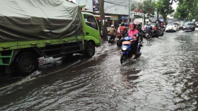 Bandung Banjir, Banyak Motor Mogok di Jalan Margacinta