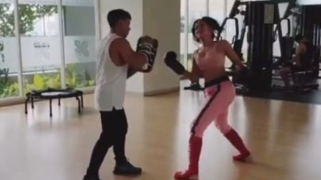 Lucinta Luna latihan Muay Thai [Instagram/Lucinta Luna]