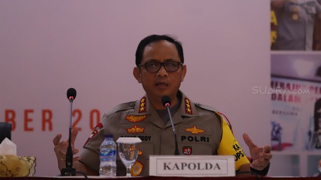 Kapolda Metro Jaya Komjen Pol Gatot Edy Pramono memberi keterangan kepada wartawan pada Jumpa Pers Akhir Tahun 2019 Polda Metro Jaya di Polda Metro Jaya, Jakarta, Jumat (27/12). [Suara.com/Angga Budhiyanto]