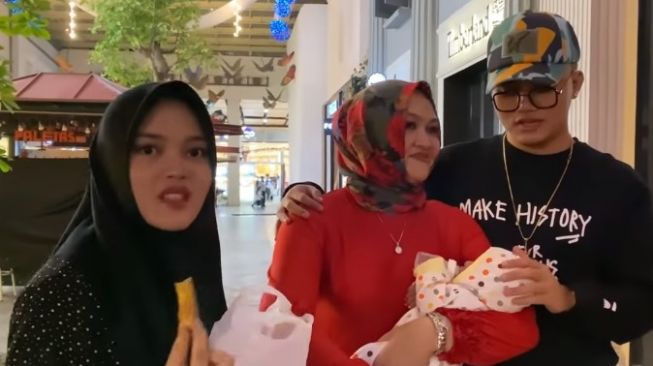 Rizky Febian bertemu dengan ibu kandungnya, Lina dan adik barunya [YouTube/Putri Delina]