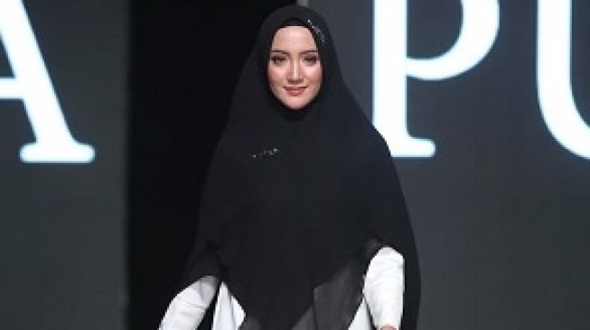 Contek 8 Gaya Seleb Berbusana Muslim Syar'i untuk Liburan