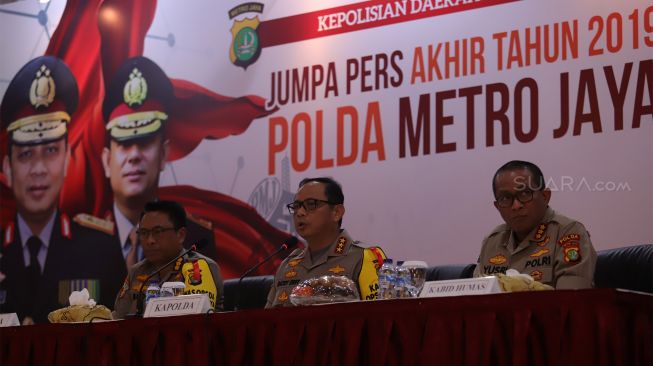 Kapolda Metro Jaya Komjen Pol Gatot Edy Pramono (tengah) didampingi Kabid Humas Kombes Pol Yusri Yunus (kanan) dan Irwasda Kombes Pol Budi Hermawan (kiri) memberi keterangan kepada wartawan pada Jumpa Pers Akhir Tahun 2019 Polda Metro Jaya di Polda Metro Jaya, Jakarta, Jumat (27/12). [Suara.com/Angga Budhiyanto]