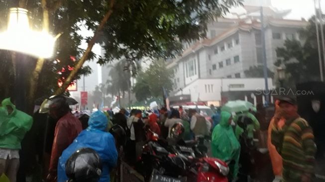 Massa PA 212 saat melakukan aksi Bela Muslim Uighur di depan Kedubes China, Jakarta. (Suara.com/Novian).