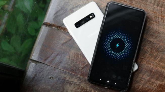 Samsung Galaxy S10 Plus menggunakan layar AMOLED. [Shutterstock]