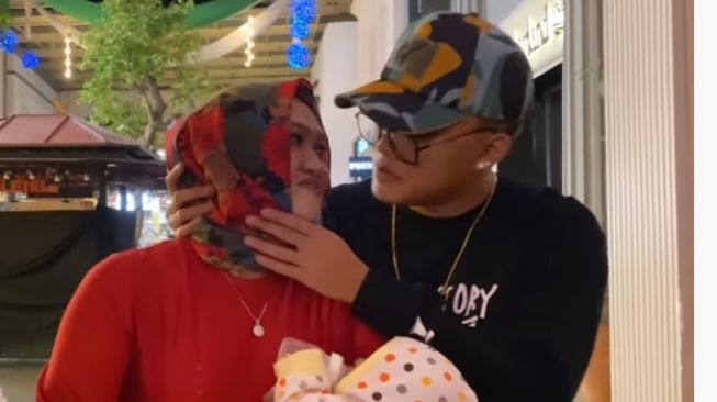 Rizky Febian bertemu dengan ibu kandungnya, Lina [YouTube/Putri Delina]