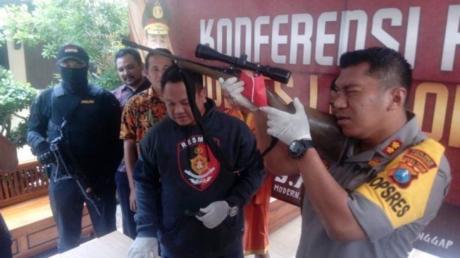 Miliki Senjata Api Rakitan Setara M16, Dua Warga Lamongan Ditangkap Polisi