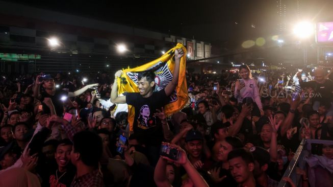 Sobat ambyar saat sedang menonton Didi Kempot tampil di Panggung Big Bang Festival Jiexpo Kemayoran, Jakarta Pusat, Jumat (27/12) malam.  [Suara.com/Alfian Winanto]