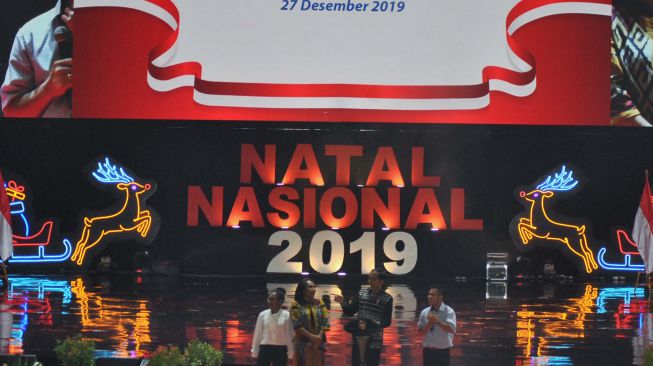 Presiden Joko Widodo (kedua kanan) berbincang dengan umat Kristiani saat perayaan Natal Nasional 2019 di Sentul International Convention Center (SICC), Kabupaten Bogor, Jawa Barat, Jumat (27/12). [ANTARA FOTO/Arif Firmansyah]