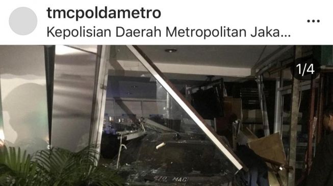 Sabtu (28/12/2019) Apotek Senopati di Kebayoran Baru, Jakarta Selatan, diseruduk mobil BMW bernomor polisi B 610 MAG, pukul 05.00 WIB. (Twitter/@TMCPoldaMetro)