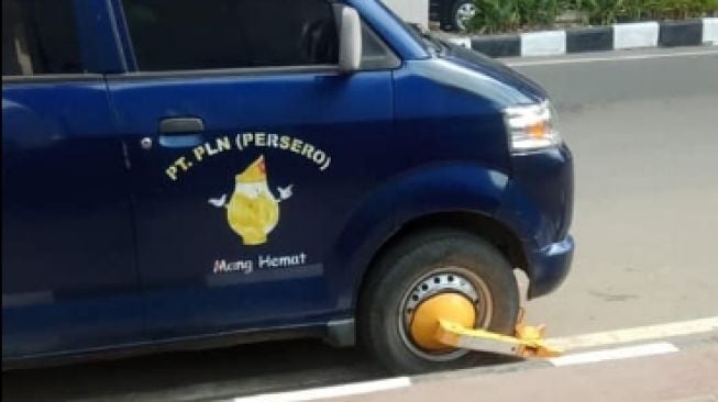 Foto Gembok Pelek Mobil Ini Bisa Bikin Dua Instansi Negara Ribut, Kok Bisa?