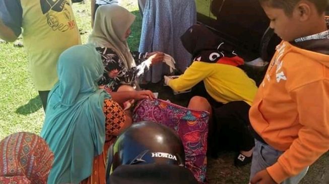 Jalan Tidak Layak, Rani Terpaksa Melahirkan Bayi di Tepi Jalanan