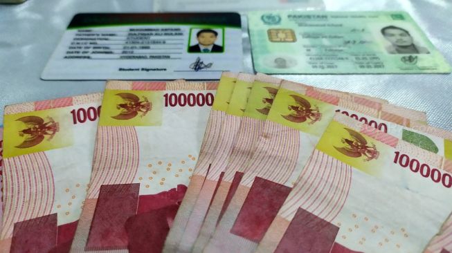 Barang bukti identitas dan hasil minta-minta sumbangan yang dilakukan dua WNA Pakistan berinisial FG dan MAG, Jumat (27/12/2019). [Suara.com/Supriyadi]