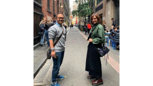 Najwa Shihab dengan sepatu sneakers Dr. Martens Jadon Chunky Boots (Instagram/najwashihab)