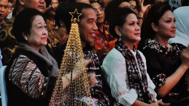 Presiden Joko Widodo (kedua kiri) bersama Ibu Negara Iriana Joko Widodo (kedua kanan) dan mantan presiden Megawati Soekarnoputri (kiri) mengikuti perayaan Natal Nasional 2019 di Sentul International Convention Center (SICC), Kabupaten Bogor, Jawa Barat, Jumat (27/12). [ANTARA FOTO/Arif Firmansyah]