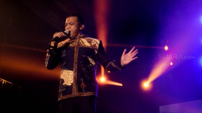 Didi Kempot saat menghibur para sobat ambyar di Panggung Big Bang Festival Jiexpo Kemayoran, Jakarta Pusat, Jumat (27/12) malam. [Suara.com/Alfian Winanto]
