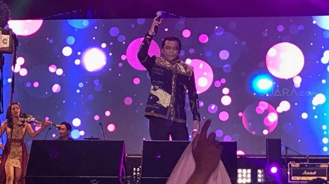 Penyanyi Didi Kempot turut mengisi acara festival Bigbang Jakarta 2019 di Jiexpo Kemayoran, Jakarta Pusat, Jumat (27/12) malam. [Suara.com/Sumarni]