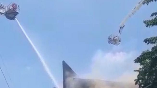 UFO di Surabaya Kebakaran, Satu Orang Terluka