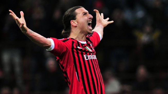 Penyerang gaek asal Swedia, Zlatan Ibrahimovic, saat berseragam AC Milan. [AFP/AFP/Giuseppe Cacace]