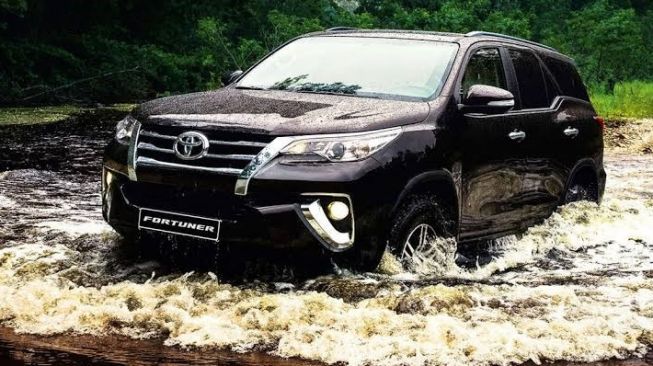 Toyota Fortuner, mobil saat banjir
