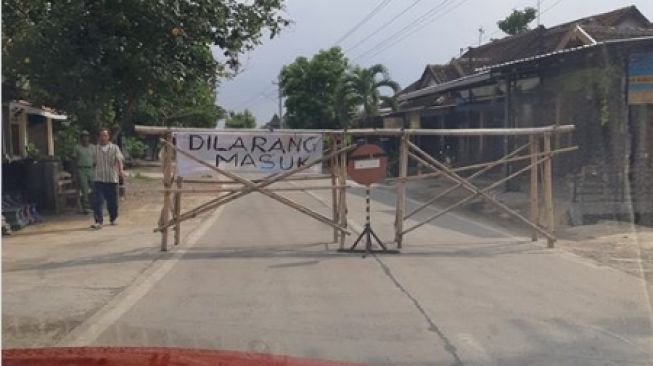 Jalur Umum Ditutup Secara Penuh Demi Hajatan, Pengguna Jalan Geram