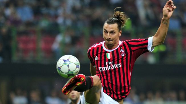 Penyerang gaek asal Swedia, Zlatan Ibrahimovic, saat berseragam AC Milan. [AFP/Giuseppe Cacace]