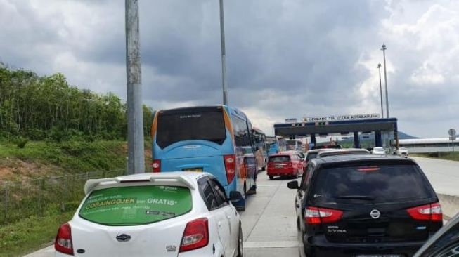 Petugas Gerbang Tol  Itera  Tidak Sigap Antisipasi Lonjakan