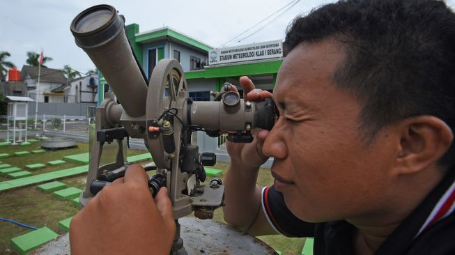 Petugas mengecek arah dan kecepatan angin melalui Theodolit di Laboratorium Terbuka Badan Meteorologi, Klimatologi dan Geofisika (BMKG) Banten di Serang, Banten, Sabtu (28/12). [ANTARA FOTO/Asep Fathultahman]