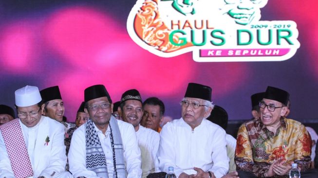 Kiri ke kanan: Imam Besar Masjid Istiqlal KH Nasaruddin Umar, Menkopolhukam Mahfud MD, Mustasyar PBNU KH Ahmad Mustofa Bisri (Gus Mus) (kedua kanan) dan Mantan Menlu Alwi Shihab (kanan) menghadiri peringatan Haul ke-10 Gus Dur di Ciganjur, Jakarta, Sabtu (28/12/2019). [Antara/Asprilla Dwi Adha]