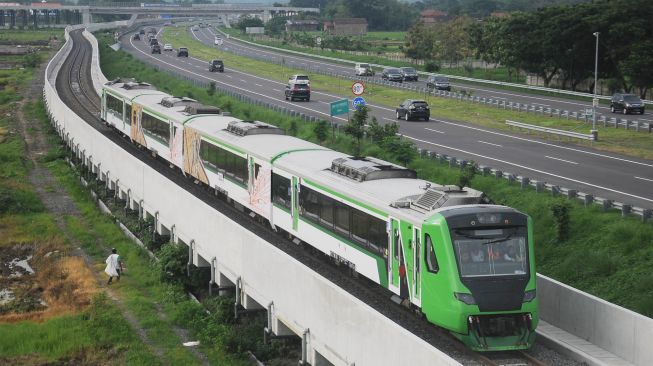 Kereta api Bandara Adi Soemarmo melintas di jalur kereta api Stasiun Balapan Solo - Stasiun Bandara Adi Soemarmo saat uji coba di Ngemplak, Boyolali, Jawa Tengah, Sabtu (28/12). [ANTARA FOTO/Aloysius Jarot Nugroho]