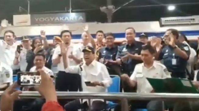 "Ngamen" di Stasiun Tugu, Menhub Budi Karya Sumadi Nyanyikan Lagu Anji