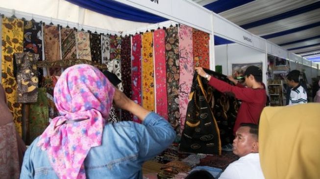  Pameran produk unggulan Jawa Barat di Anjungan Jawa Barat Taman Mini Indonesia Indah, Jakarta Timur, Minggu (29/12). (Suara.com/Alfian Winanto) 