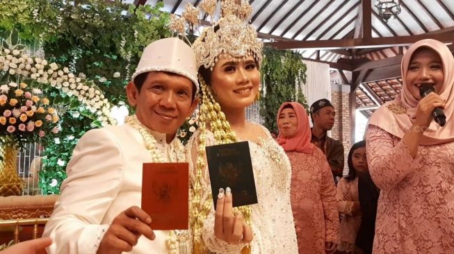 Ginanjar empat sekawan dan Tiara Amalia resmi menikah di Griya Ageng Selasar, Depok, Jawa Barat, Minggu (29/12/2019). [Suara.com/Yuliani] 