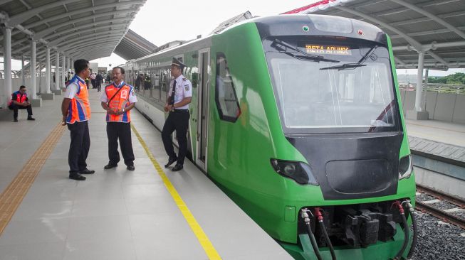 Bikin Tepuk Jidat, Begini Jadinya Saat Kereta Mengalah pada Mobil & Motor