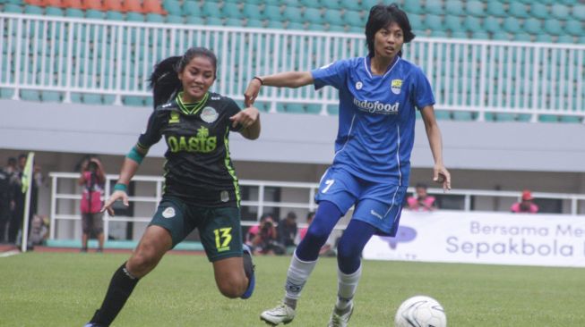 Pesepak bola Tira Persikabo Kartini Safira Ika Putri (kiri) berebut bola dengan pesepak bola Persib Bandung Putri Desy Amelia (kanan) dalam babak final leg ke-2 Liga 1 Putri 2019 di Stadion Pakansari, Cibinong, Bogor, Jawa Barat, Sabtu (28/12). [ANTARA FOTO/Yulius Satria Wijaya]