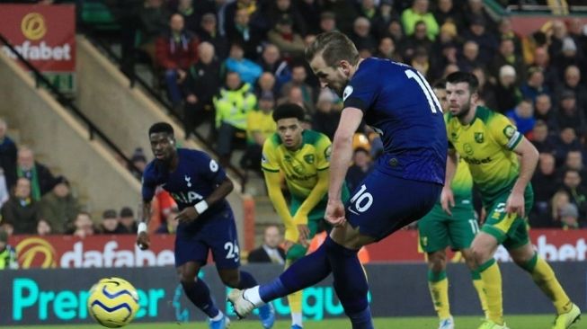 Striker Harry Kane menyelamatkan Tottenham Hotspur dari kekalahan usai mencetak gol penalti dan mengubah skor menjadi 2-2 saat bertandang ke markas Norwich City di laga lanjutan Liga Inggris, Minggu (29/12/2019) dini hari WIB. (Foto: AFP)