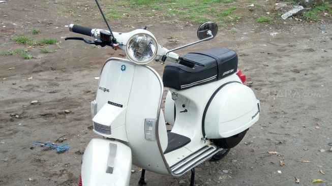 Motor Vespa milik Cella Kotak. (Suara.com/Cesar Uji Tawakal)