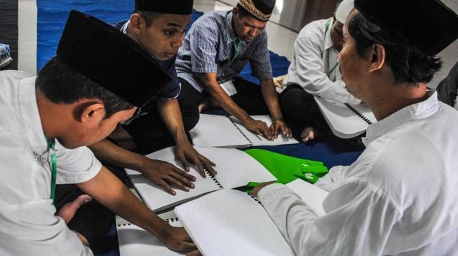 Tunanetra belajar membaca Al-Quran huruf braille di Masjid Agung Rangkasbitung, Lebak, Banten, Sabtu (28/12). [ANTARA FOTO/Muhammad Bagus Khoirunas]