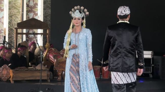 Parade Busana Pengantin dalam Gelaran Pesona Jawa Barat di TMII