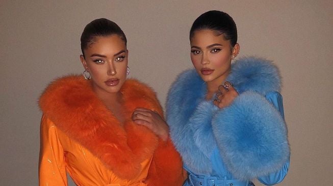 Tampil Menawan, Potret Kylie Jenner dan Stassie Karanikolaou Menyambut 2020