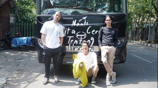 Ardhito Pramono, Chicco Jerikho dan Angga Dwimas Sasongko berpose di depan bus untuk promosi film Nanti Kita Cerita Tentang Hari Ini. [Visinema Pictures]