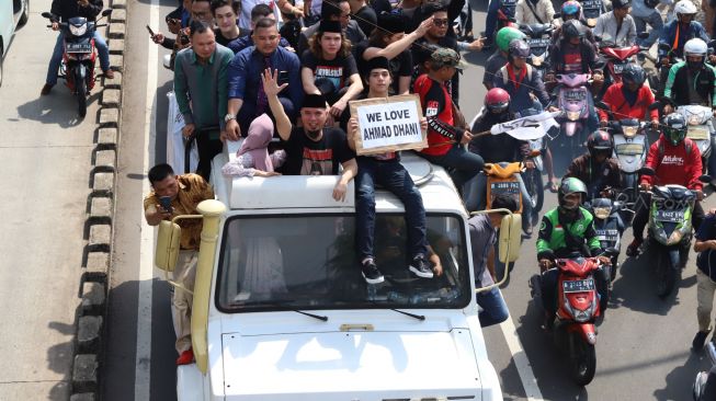 Ahmad Dhani berada diatap truk saat keluar dari Rutan Cipinang, Cipinang, Jakarta Timur, Senin (30/12). (suara.com/Alfian Winanto)