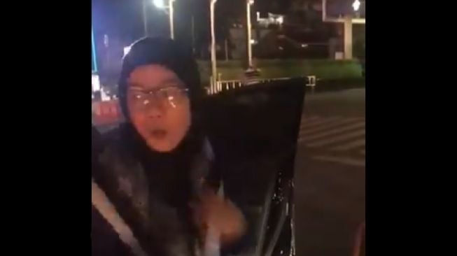 Senggolan mobil, wanita ini ngamuk hingga bersikap rasis (Twitter/cecempit)