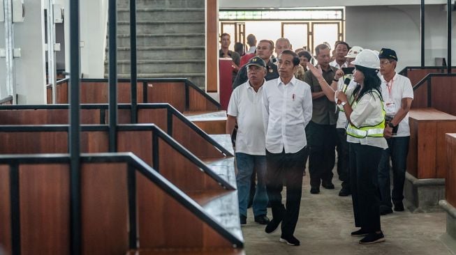 Presiden Joko Widodo (kedua kiri) didampingi Menteri PUPR Basuki Hadimuljono (kiri) meninjau Proyek Revitalisasi Bangunan Cagar Budaya Pasar Johar di Semarang, Jawa Tengah, Senin (30/12).  [ANTARA FOTO/Aji Styawan]