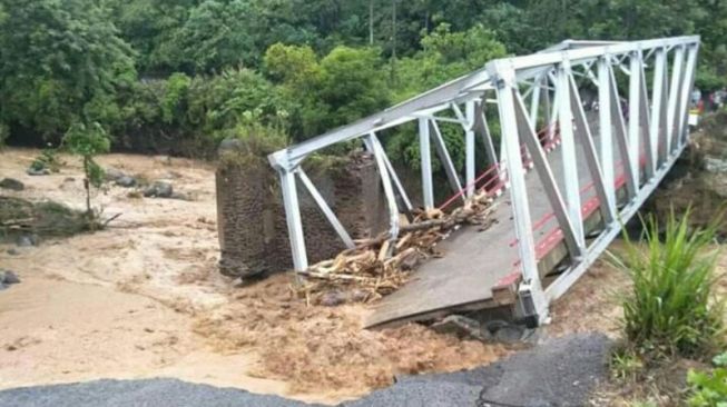 Satu Jembatan Putus dan Tujuh Rumah Hanyut Akibat Luapan Sungai di Lahat